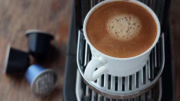 Kopje koffie gezet met een espressomachine met capsules